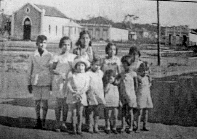 Família balsamense e, ao fundo, a Igreja Matriz em 1929