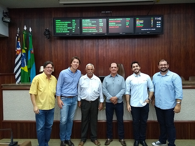 Servidores da Cmara de Jundia ao lado da equipe de Blsamo